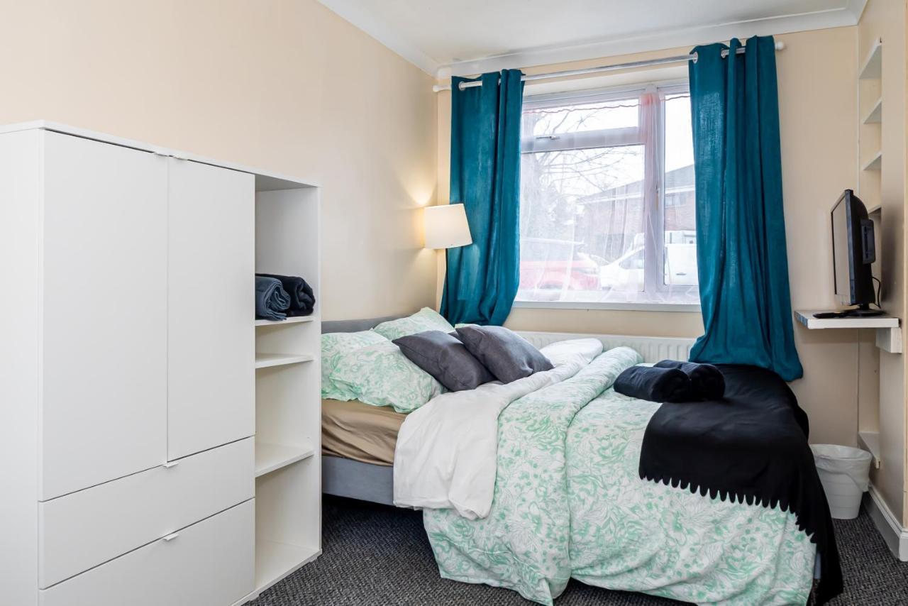 Shirley House 3, Guest House, Self Catering, Self Check In With Smart Locks, Use Of Fully Equipped Kitchen, Close To City Centre, Ideal For Longer Stays, Walking Distance To Bat, 20 Min Drive To Fawley Refinery, Excellent Transport Links เซาธ์แธมป์ตัน ภายนอก รูปภาพ
