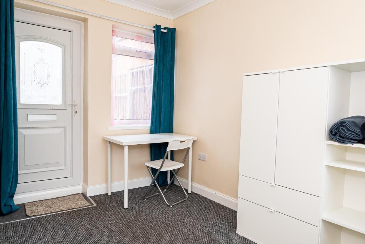 Shirley House 3, Guest House, Self Catering, Self Check In With Smart Locks, Use Of Fully Equipped Kitchen, Close To City Centre, Ideal For Longer Stays, Walking Distance To Bat, 20 Min Drive To Fawley Refinery, Excellent Transport Links เซาธ์แธมป์ตัน ภายนอก รูปภาพ