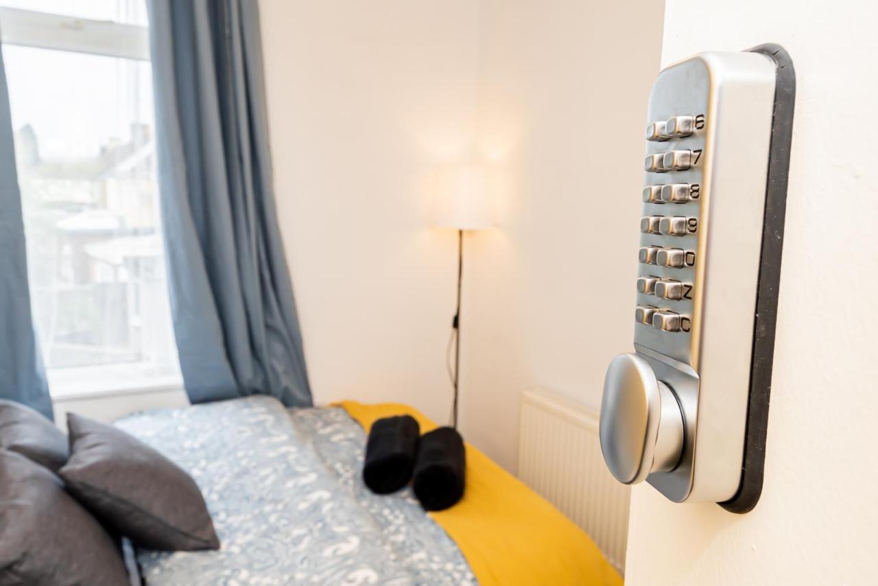 Shirley House 3, Guest House, Self Catering, Self Check In With Smart Locks, Use Of Fully Equipped Kitchen, Close To City Centre, Ideal For Longer Stays, Walking Distance To Bat, 20 Min Drive To Fawley Refinery, Excellent Transport Links เซาธ์แธมป์ตัน ภายนอก รูปภาพ