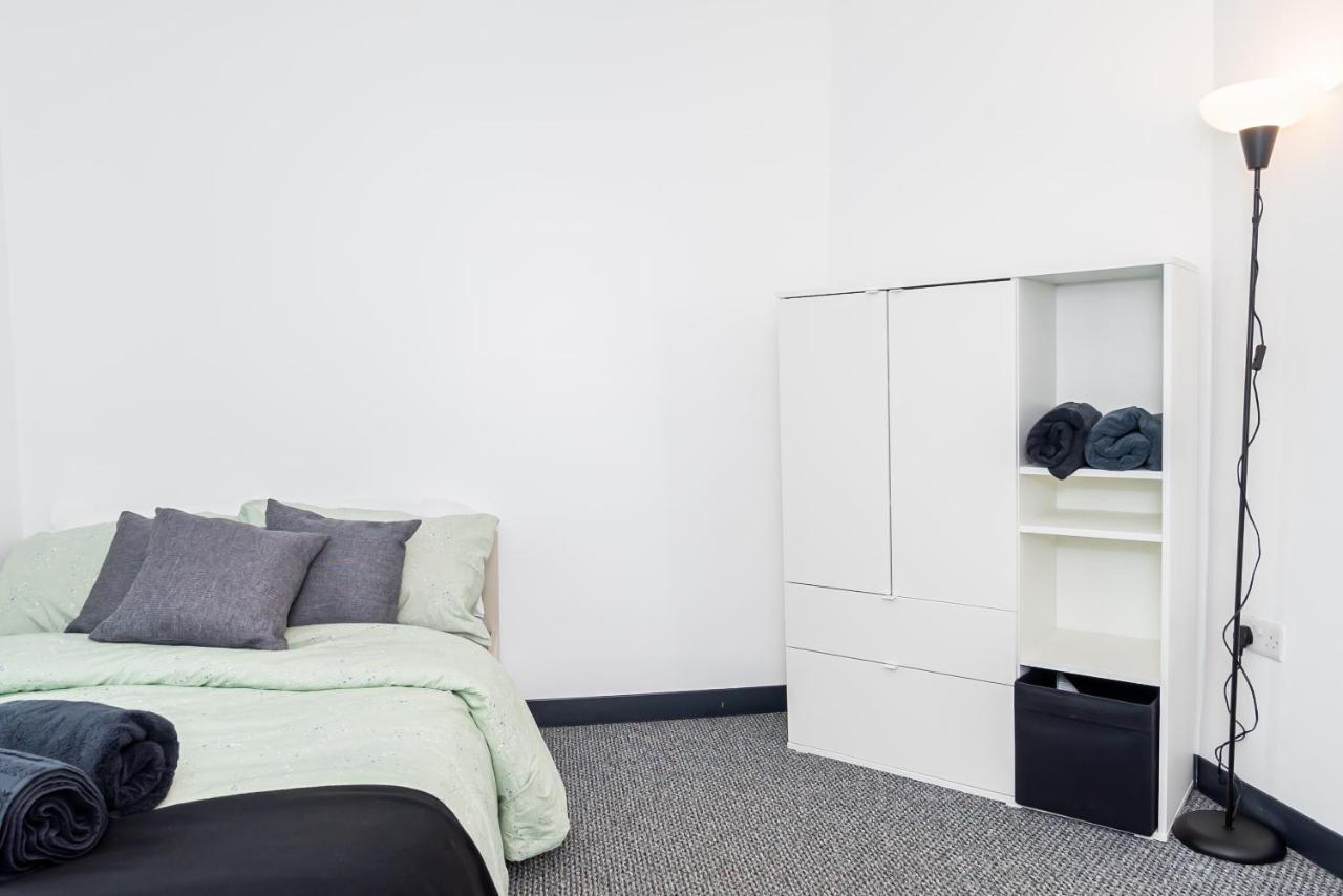 Shirley House 3, Guest House, Self Catering, Self Check In With Smart Locks, Use Of Fully Equipped Kitchen, Close To City Centre, Ideal For Longer Stays, Walking Distance To Bat, 20 Min Drive To Fawley Refinery, Excellent Transport Links เซาธ์แธมป์ตัน ภายนอก รูปภาพ