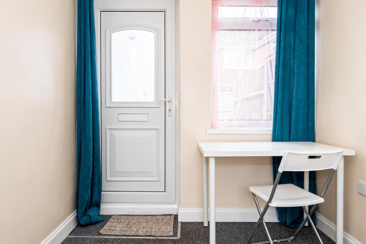 Shirley House 3, Guest House, Self Catering, Self Check In With Smart Locks, Use Of Fully Equipped Kitchen, Close To City Centre, Ideal For Longer Stays, Walking Distance To Bat, 20 Min Drive To Fawley Refinery, Excellent Transport Links เซาธ์แธมป์ตัน ภายนอก รูปภาพ