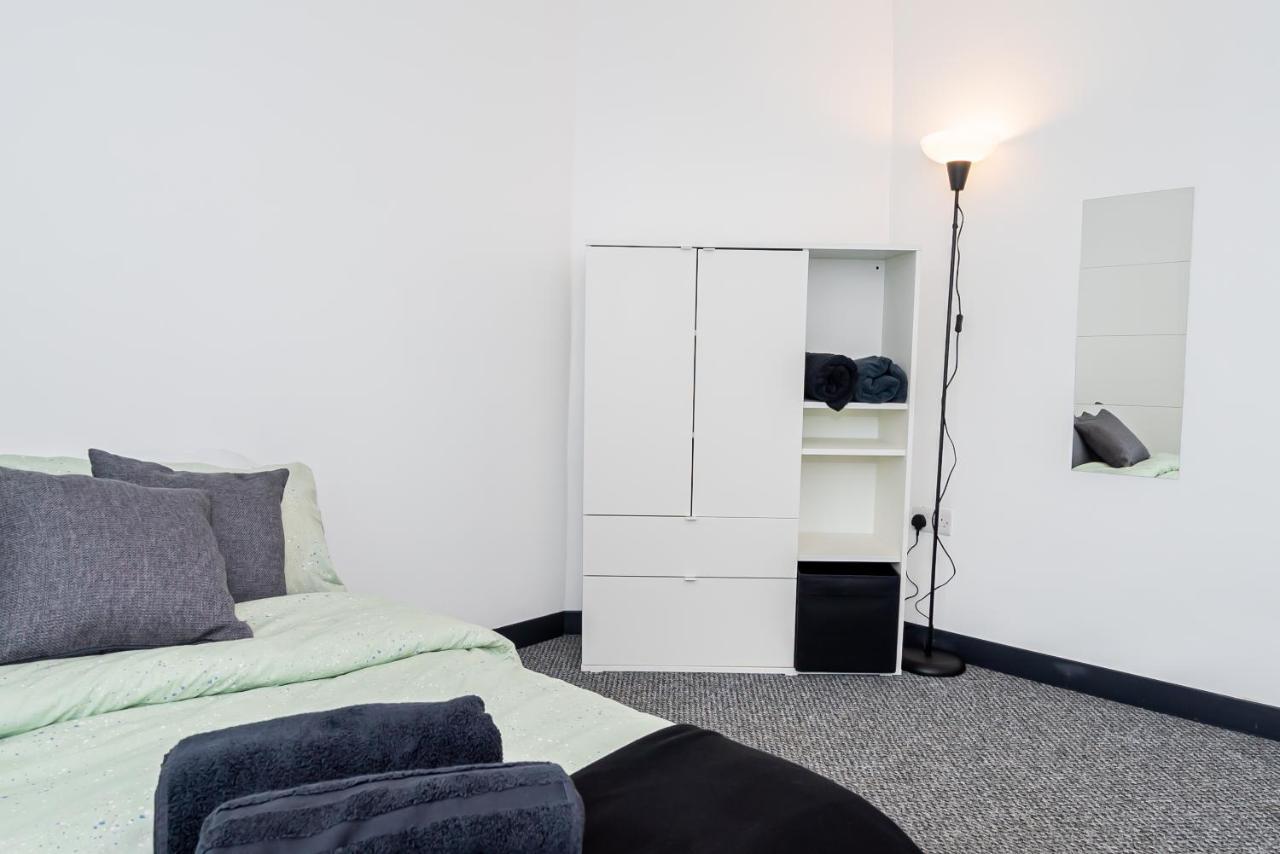 Shirley House 3, Guest House, Self Catering, Self Check In With Smart Locks, Use Of Fully Equipped Kitchen, Close To City Centre, Ideal For Longer Stays, Walking Distance To Bat, 20 Min Drive To Fawley Refinery, Excellent Transport Links เซาธ์แธมป์ตัน ภายนอก รูปภาพ