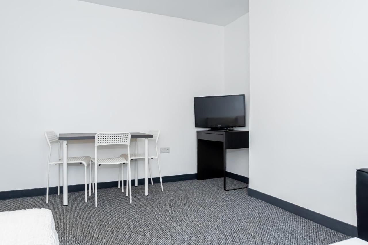 Shirley House 3, Guest House, Self Catering, Self Check In With Smart Locks, Use Of Fully Equipped Kitchen, Close To City Centre, Ideal For Longer Stays, Walking Distance To Bat, 20 Min Drive To Fawley Refinery, Excellent Transport Links เซาธ์แธมป์ตัน ภายนอก รูปภาพ