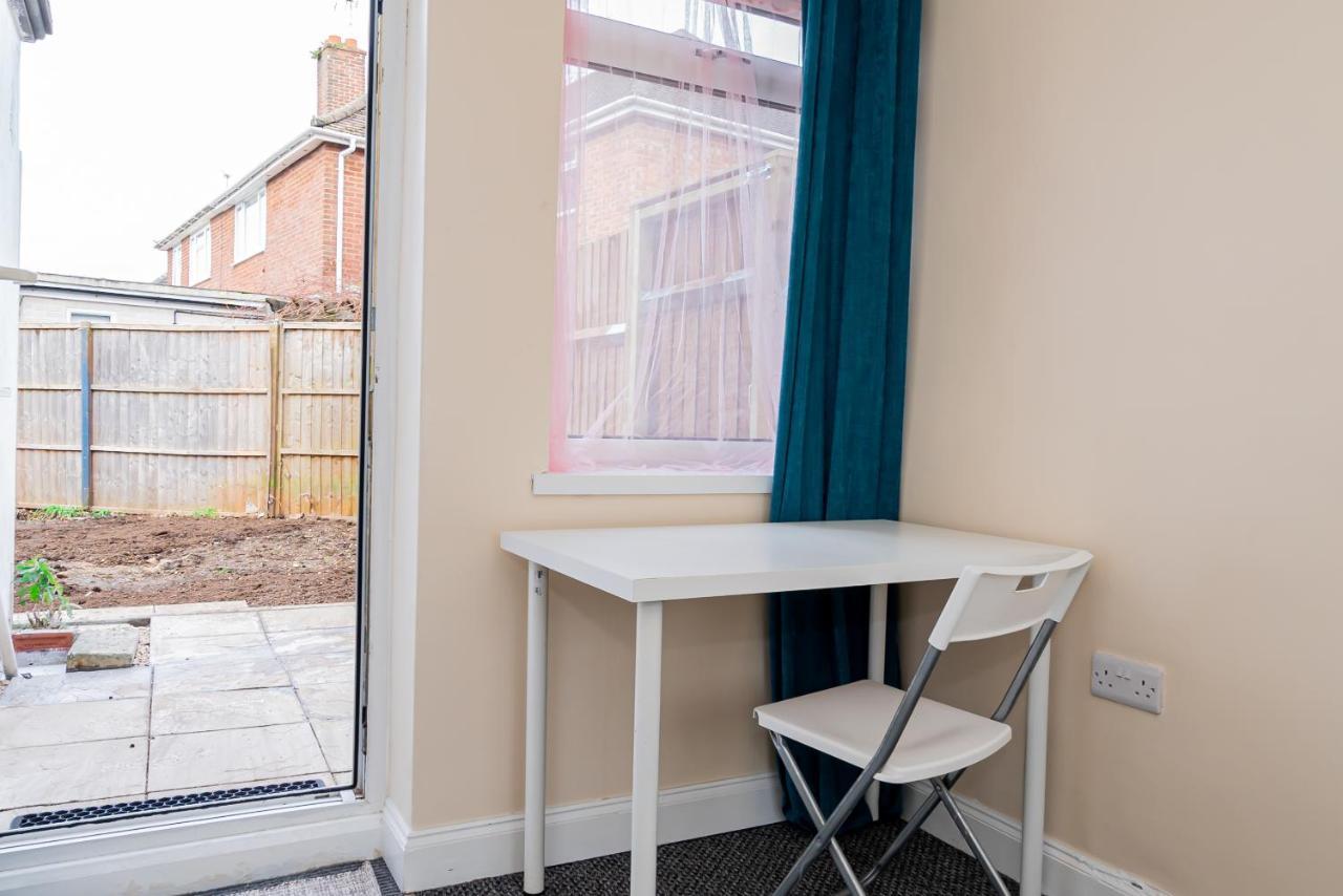 Shirley House 3, Guest House, Self Catering, Self Check In With Smart Locks, Use Of Fully Equipped Kitchen, Close To City Centre, Ideal For Longer Stays, Walking Distance To Bat, 20 Min Drive To Fawley Refinery, Excellent Transport Links เซาธ์แธมป์ตัน ภายนอก รูปภาพ