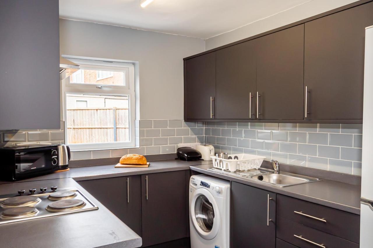 Shirley House 3, Guest House, Self Catering, Self Check In With Smart Locks, Use Of Fully Equipped Kitchen, Close To City Centre, Ideal For Longer Stays, Walking Distance To Bat, 20 Min Drive To Fawley Refinery, Excellent Transport Links เซาธ์แธมป์ตัน ภายนอก รูปภาพ